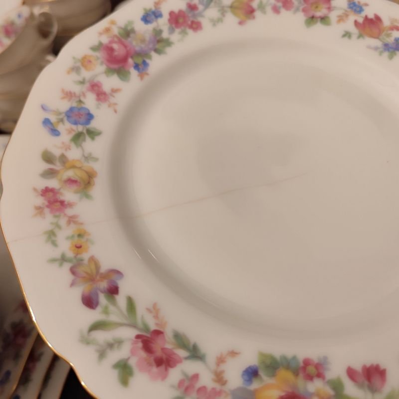 Monumental set hipercompleto de 114 piezas en inmaculado estado, de lo mejor de la porcelana alemana Hutschenreuther para 12 personas, pero viene con 24 platos de mesa de 24 cms, 12 hondos de 24 cms también, 12 de postre o entrada de 19 cms, sopera, tarrina, 2 ensaladeras, 7 fuentes (3 ovaladas, 2 redondas y 2 cuadradas, de diferentes tamaños), salsera, dulcera o mantequera, 2 copetineros, lechera, azucarero, tetera, 12 tazas y platillos de café y 12 tacitas de café con sus respectivos platitos. Lo único que parecería faltar es la cafetera. A simple vista todo está inmaculado, salvo 2 de los 24 platos grandes, donde uno está restaurado y el otro presenta una mínima fisura superficial, una mínima fisura en uno de los copetineros, y un mínimo chip en el borde del azucarero. El precio es por todo el lote. NO SE ENVÍA NI SE EMBALA. - imagen 4