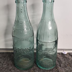 Dos Botellas de Vidrio Verde Limól Antiguas - imagen 2