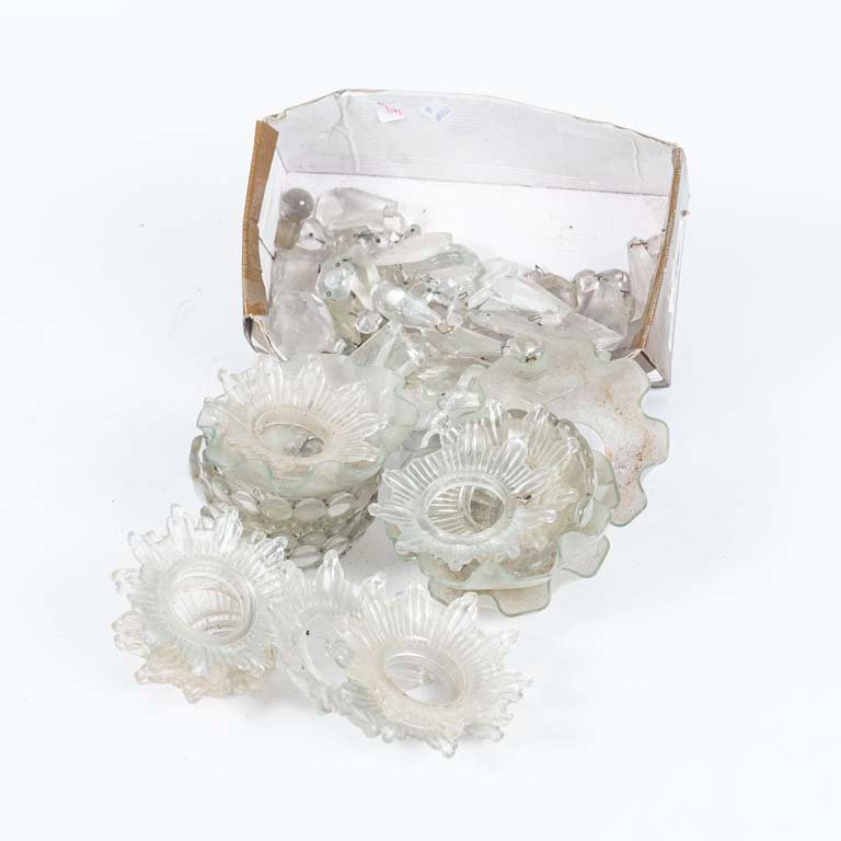 Lote siguiente: Lote de platitos de vidrio y cristal para luminarias y candelabros
