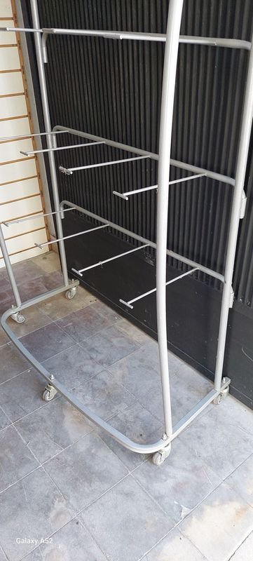 Excibidor en hierro: Accesorio de almacenamiento metálico - imagen 3