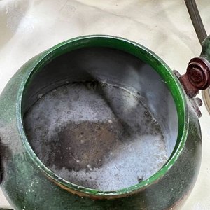 Juego de 2 Piezas Antiguas de Hojalata Pintada: Tetera y Regadera Decorativas - imagen 6