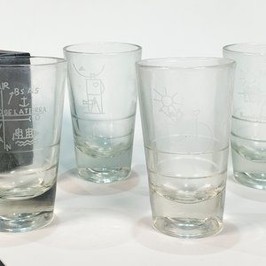 Set de 4 Vasos de Vidrio con Estuche Negro y Decoración Constructiva - imagen 2