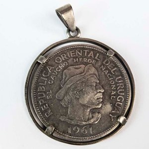 Moneda de Plata Uruguaya 10 Pesos 1961 Gaucho Engarzada - imagen 1