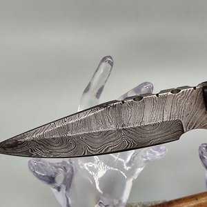 Cuchillo con Hoja Estilo Damasco y Empuñadura de Madera y Bronce con Vaina - imagen 3