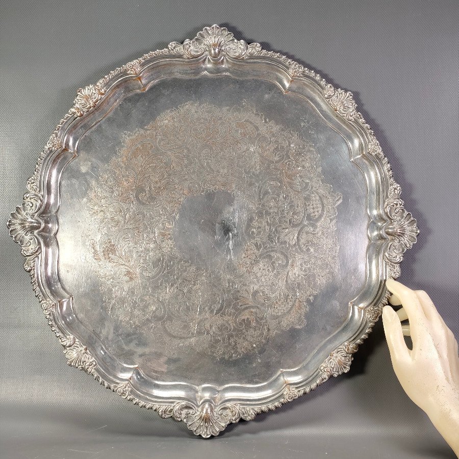 Bandeja Antigua "Chief Sheffield" en Plata Sellada, Diseño en Relieve