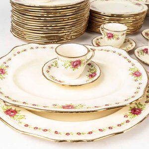 66 Piezas de loza inglesa Alfred Meakin, diseño floral con borde dorado (gastado). Algunas piezas craqueladas, una taza con cascadura. Medidas: 10x6 cm - imagen 2