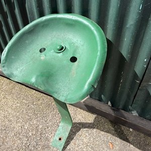 Asiento de Arado Verde con Soporte Metálico - imagen 3