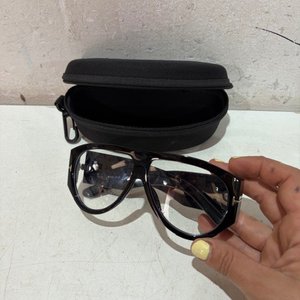 Lentes de Diseño Negros con Estuche Rígido - imagen 2
