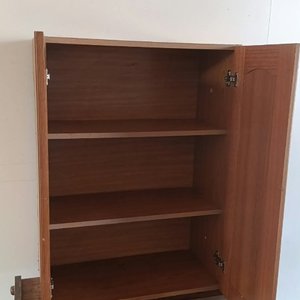 Mueble de Madera con Dos Puertas y Tres Estantes - imagen 4