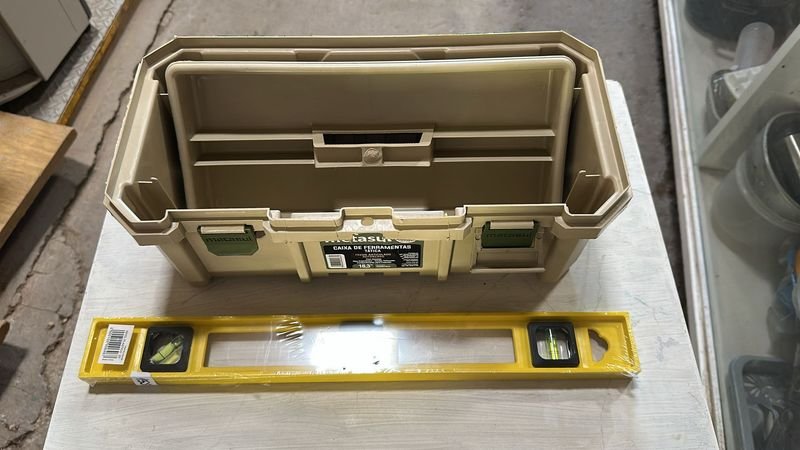 Lote siguiente: Nivel y Caja de Herramientas en Buen Estado