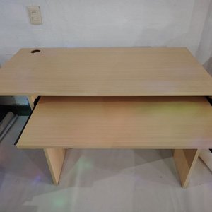 Escritorio de madera clara con bandeja para teclado - imagen 4