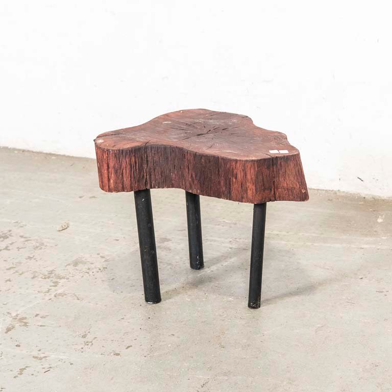 Mesa rústica con patas de caños metálicos