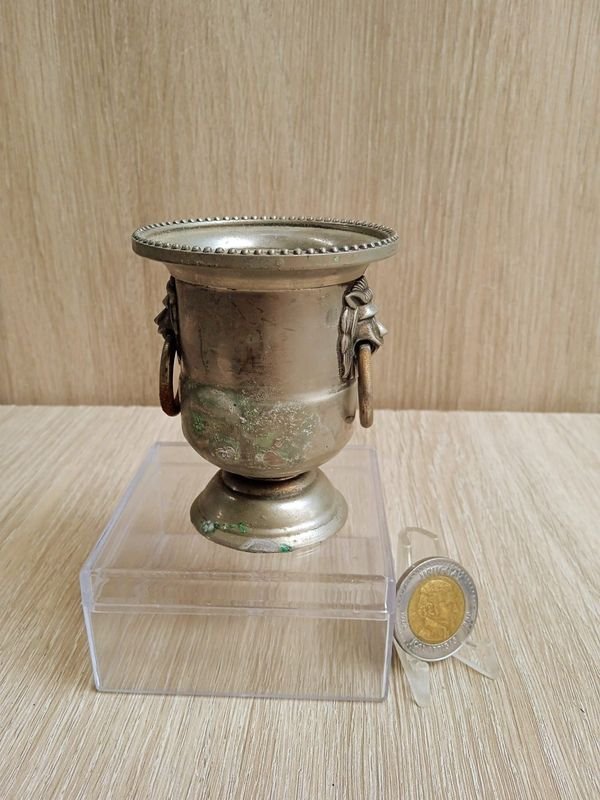 Lote anterior: Jarra de Metal con Fisionomía de Ánfora