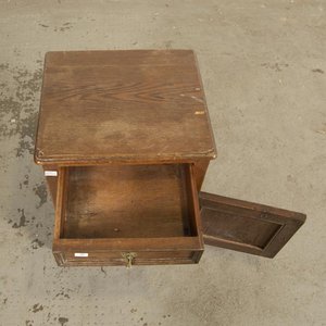 Mesa de Luz Antigua de Roble Tallado con Puerta y Cajón - imagen 2