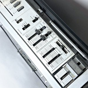 Radio Grabador JVC Biphonic Estéreo con Doble Casetera y Parlantes Integrados - imagen 3