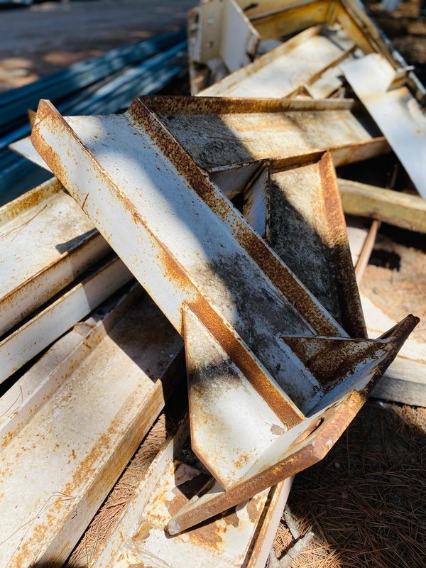 Lote de estructuras metalicas en mal estado - imagen 2