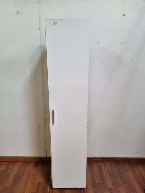 Mueble Auxiliar Blanco con Puerta, Estantes y Perchas