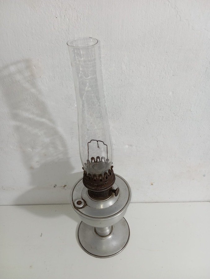 Lámpara de aceite antigua con chimenea de vidrio y base de aluminio - imagen 4