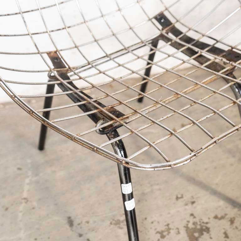 Cuatro sillas tipo bertoia con detalles en la pintura y puntos de óxido en el cromado - imagen 3