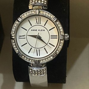Reloj Anne Klein Grand Crystal Collection con Bisel Engastado - imagen 2