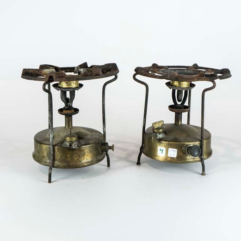 Dos estufas de gas antiguo de bronce a la venta