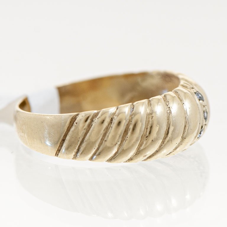Anillo de oro con tres circonias - imagen 2