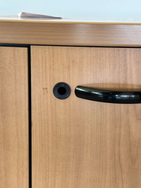 Armario de madera con puertas y estantes - imagen 4