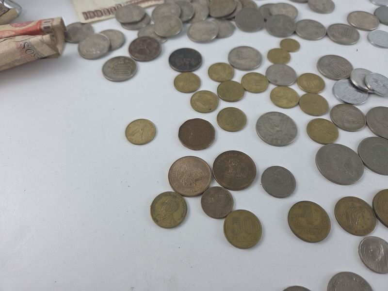 Gran lote de monedas, billetes y medalla conmemorando el centenario de la República Oriental del Uruguay - imagen 5