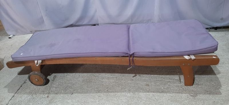 Reposera de Piscina de Madera con Colchoneta Lila