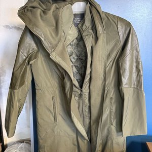 Lote anterior: Campera Verde de Nylon y Cuero Dell'Acchio