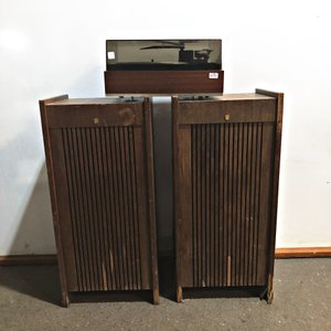 Lote siguiente: Tocadiscos Philips con Parlantes de Madera
