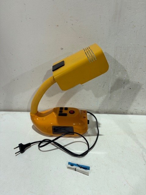 Lámpara de Escritorio Amarilla con Base y Brazo Flexible