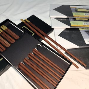 Juego de Vajilla para Sushi: 5 Platos de Pizarra Negra y 10 Palillos Metálicos Reutilizables - imagen 4