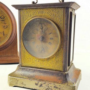 Dos Relojes de Sobremesa Antiguos de Madera y Bronce - imagen 2