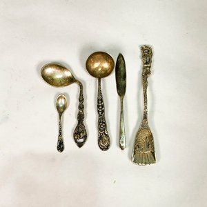 Lote anterior: Conjunto de 5 Cucharitas y Cuchillo Labrado con Detalles Vintage