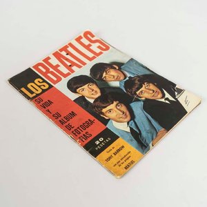 Lote siguiente: Revista "Los Beatles: Su Vida y su Álbum de Fotografías" con Tony Barrow