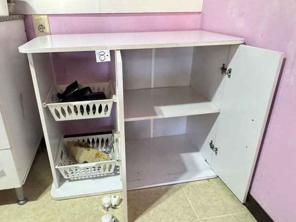 Mueble Blanco con Reparticiones y Estantes - imagen 1
