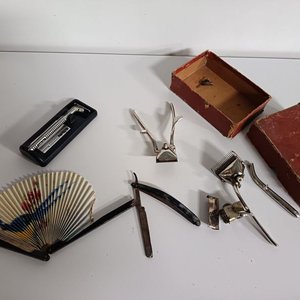 Lote siguiente: Set de Barbería Antiguo: Máquina de Cortar Pelo, Navaja y Más