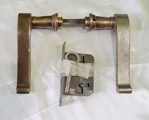 Juego de pestillos de bronce con cerradura y llave ideal para muebles - imagen 3