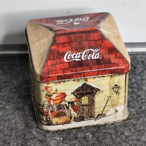 Lata Coca-Cola Decorada Estilo Navideño con Vela Aromática - imagen 4
