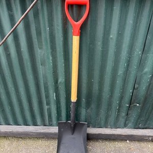 Lote siguiente: Pala de Mango Rojo y Madera, Sin Uso