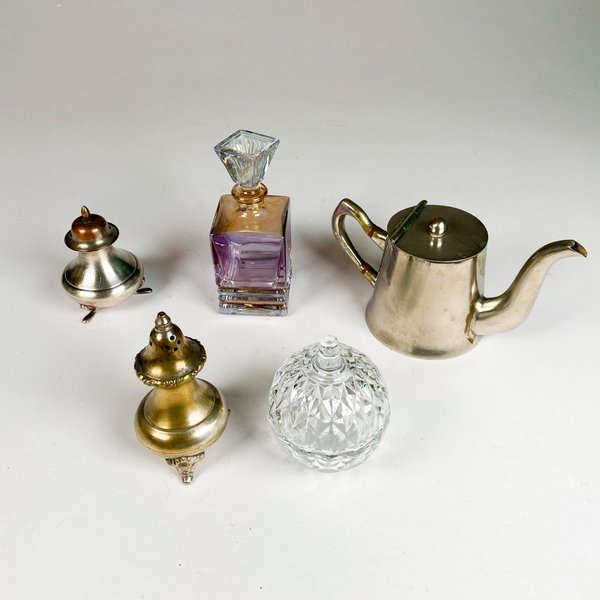 Lote siguiente: Colección de objetos de metal y cristal para la cocina