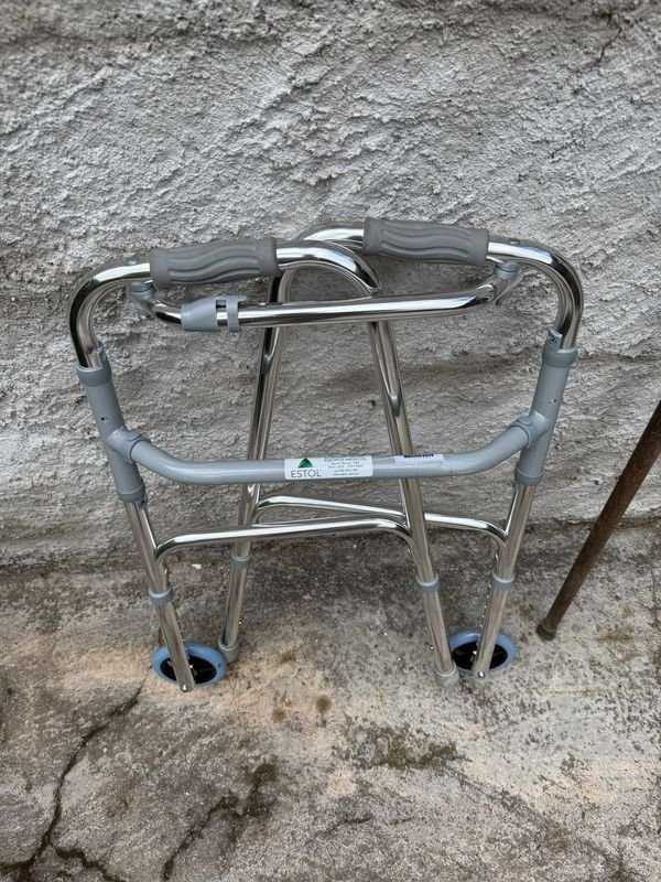 Andador Plegable Metálico y Bastón de Madera
