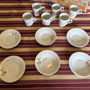 Juego de Tazas y Platos de Porcelana Brasileña con Flores Rosadas y Doradas - imagen 9
