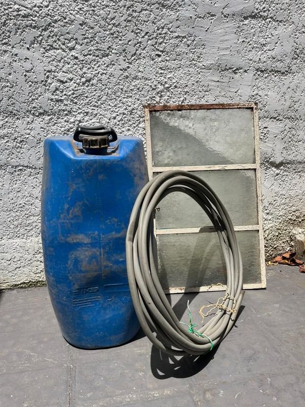 Tanque azul de 60 litros con tapa y accesorios - imagen 2