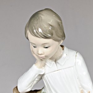 Figura de Porcelana Lladro: Niña Sentada en Árbol con Libro - imagen 3