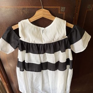 Vestido Infantil Rayas Blancas y Negras con Hombros Descubiertos Talla 140 - imagen 4