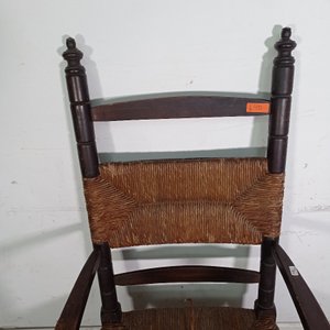Sillón bajo de madera de pino con asiento de cardo y avería - imagen 3