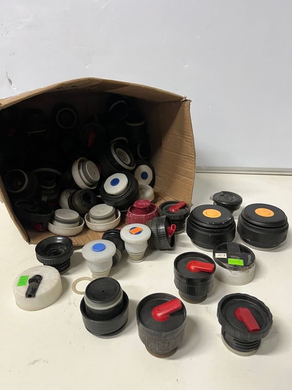 Lote de más de 60 tapones para termos de diversos modelos