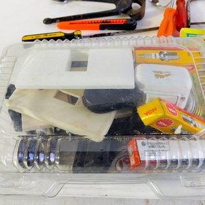 Lote de Herramientas y Accesorios Varios: Inflador, Cintas Métricas, Serruchos, Soplete y Más - imagen 2